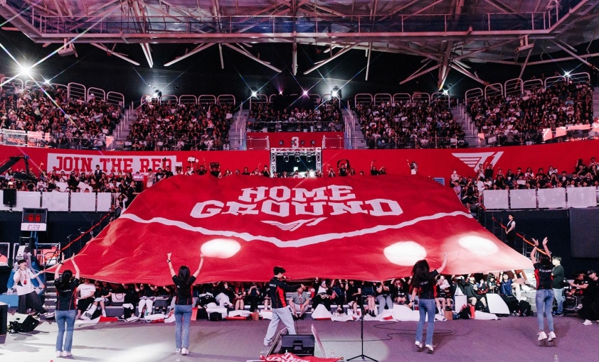 Faker và đồng đội thi đấu tại Inspire Arena