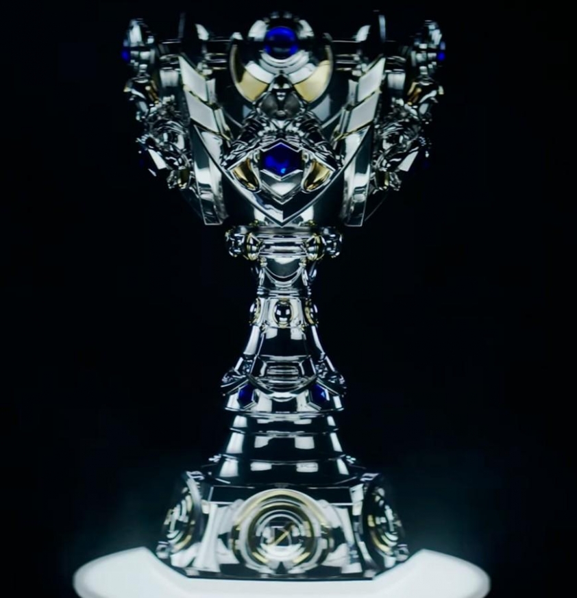 Chiếc cúp Summoner’s Cup 2025 với thiết kế mới lạ