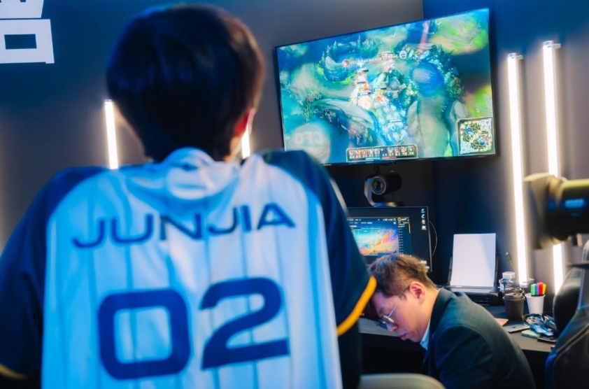 Lộ diện cái tên chơi tệ nhất CFO khiến 'anh cả LCP' dừng chân tại CKTG 2025 Các tuyển thủ CFO trong trận đấu với KT Rolster