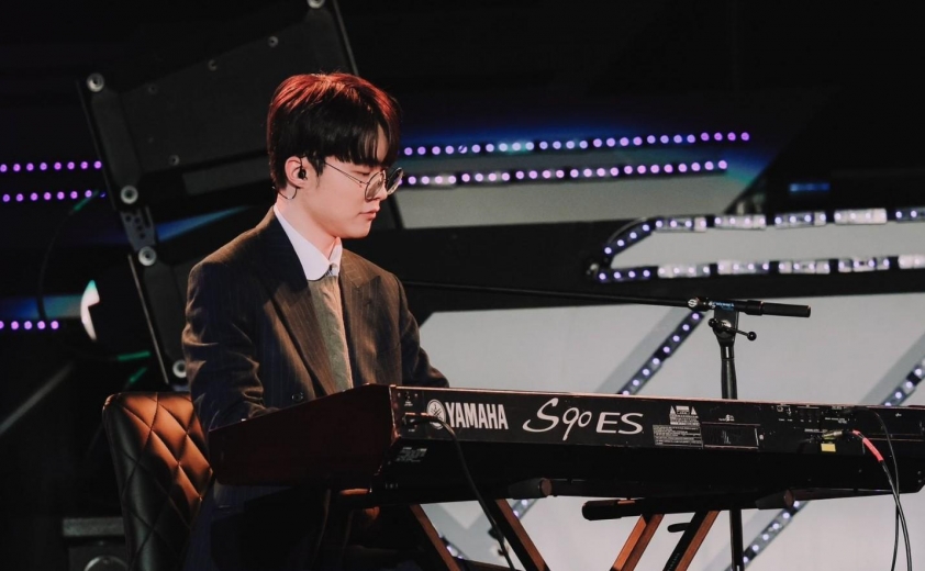 Faker chơi piano tại sự kiện fanmeeting