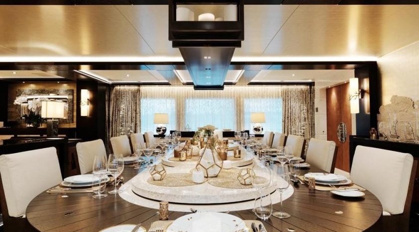 Tấm biển kính khắc tên những người tham gia đóng góp