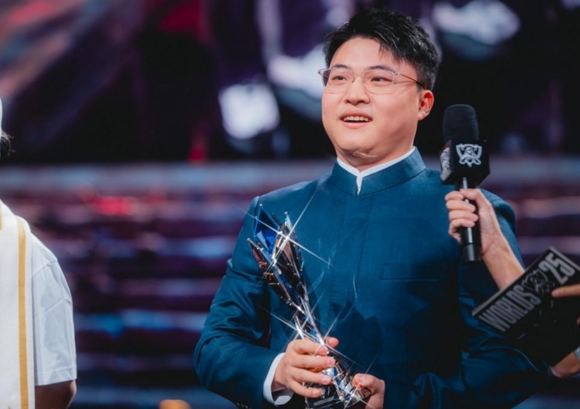 HLV Tabe xúc động khi nhìn thấy Uzi tại CKTG 2025