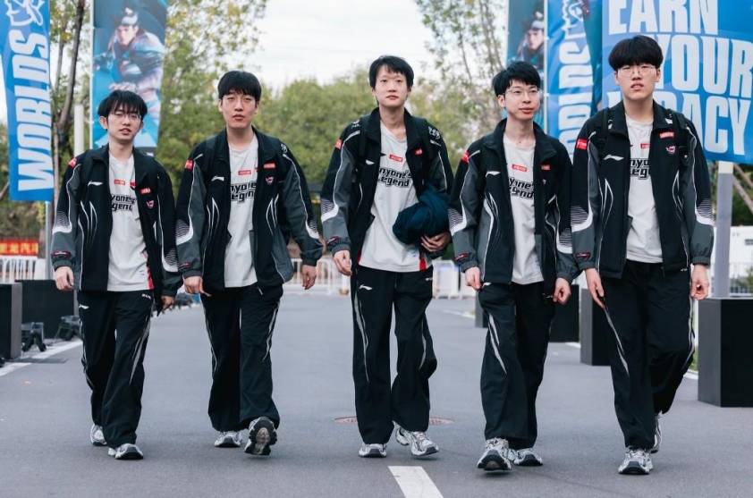 Uzi trong màu áo đội tuyển LMHT